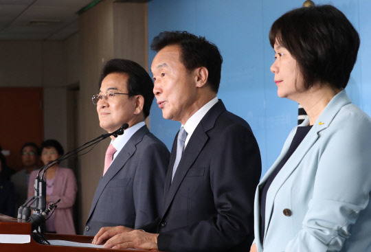 (오른쪽부터) 이정미 정의당 대표, 손학규 바른미래당 대표, 정동영 평화당 대표가 2일 국회 정론관에서 선거제도 개혁과 패스트트랙 법안 처리 완수를 촉구하는 긴급 기자회견을 하고 있다. 연합뉴스